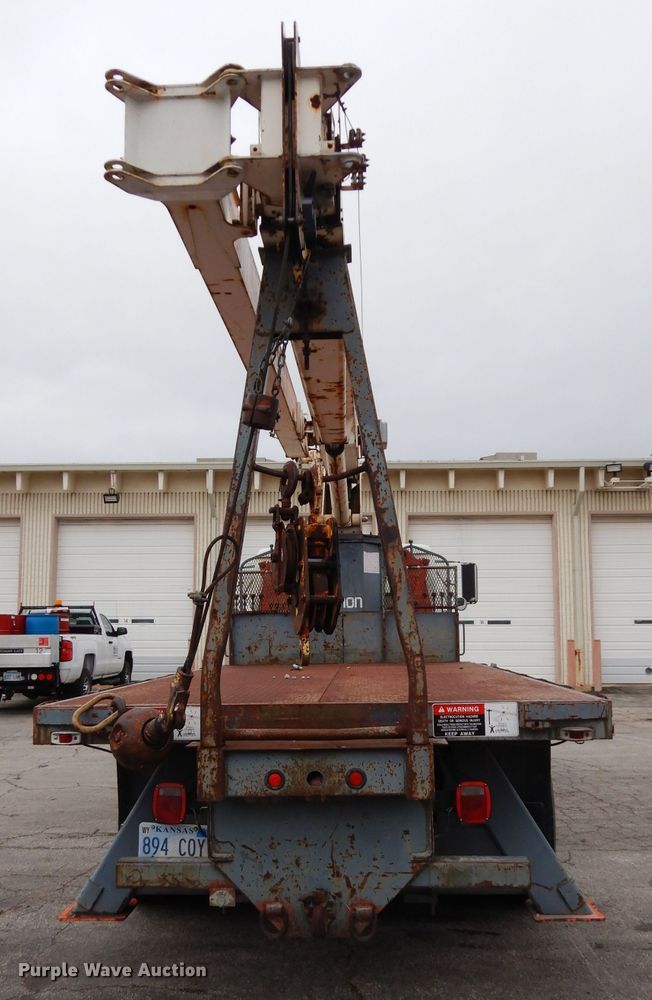 image for item DE4119 1995 International 4900 crane truck