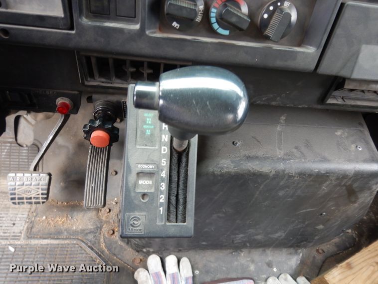 image for item DE4119 1995 International 4900 crane truck