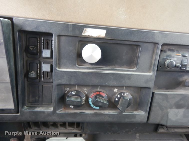 image for item DE4119 1995 International 4900 crane truck