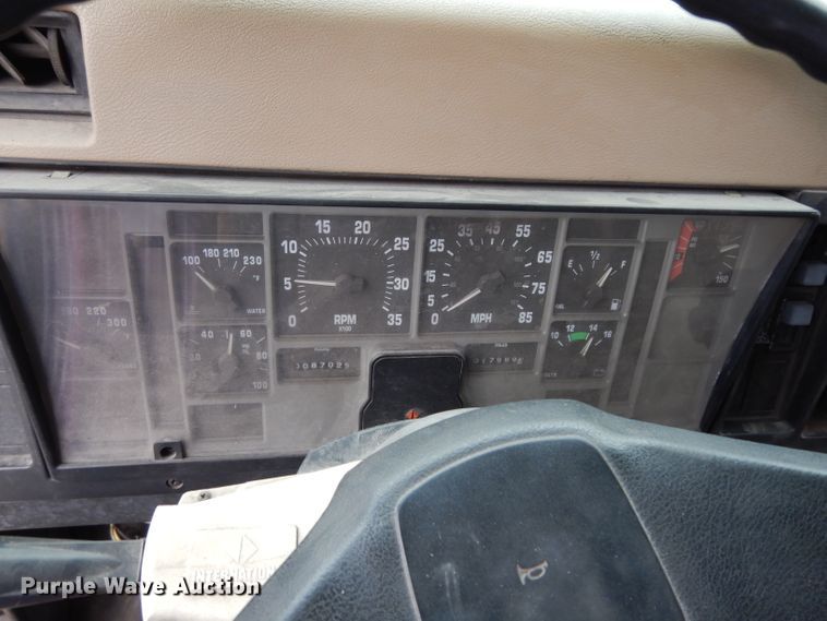 image for item DE4119 1995 International 4900 crane truck