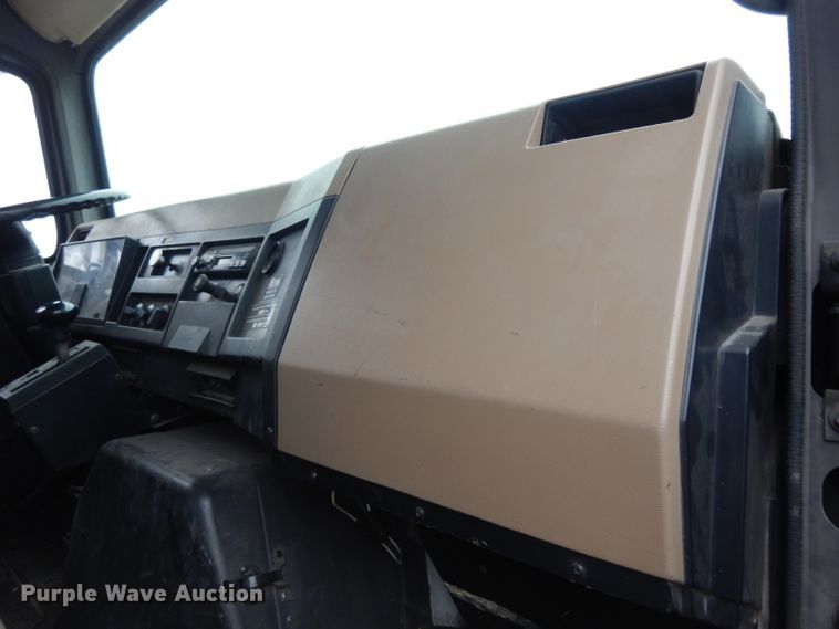 image for item DE4119 1995 International 4900 crane truck