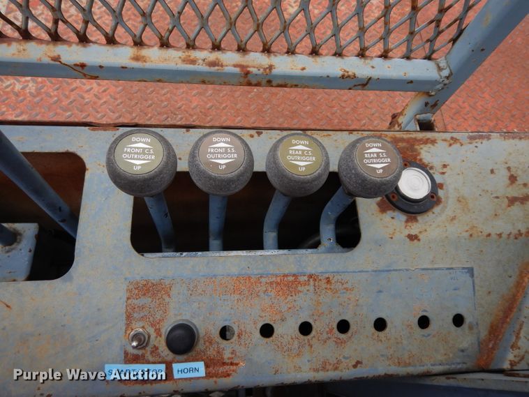 image for item DE4119 1995 International 4900 crane truck