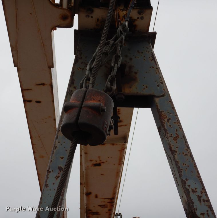 image for item DE4119 1995 International 4900 crane truck