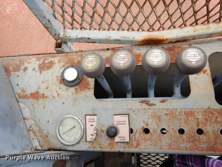 image for item DE4119 1995 International 4900 crane truck