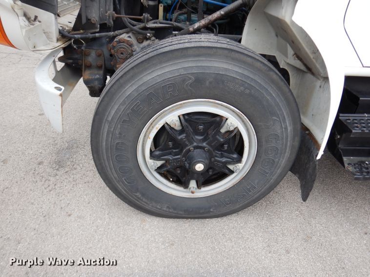 image for item DE4119 1995 International 4900 crane truck