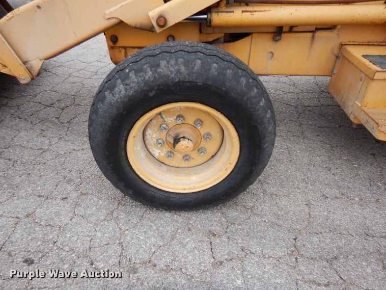 image for item DE4121 Ford 555D backhoe