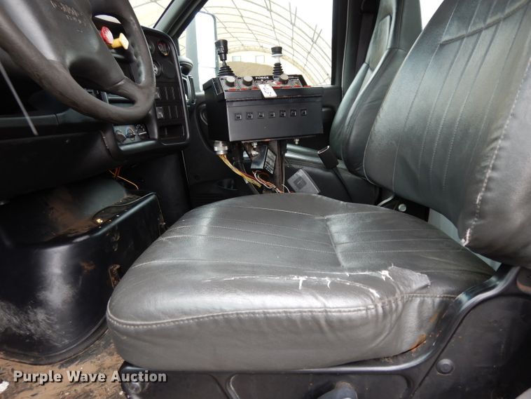 image for item DE4129 2004 GMC 7500 dump truck