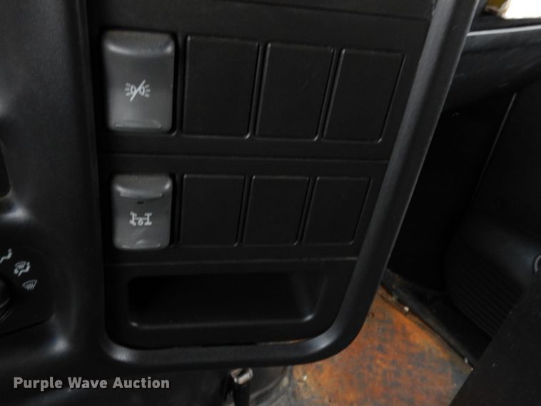 image for item DE4129 2004 GMC 7500 dump truck