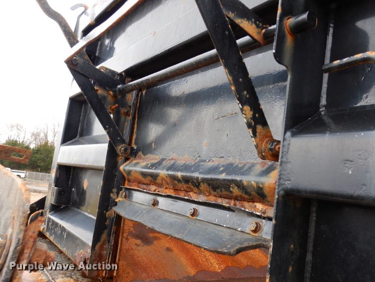 image for item DE4129 2004 GMC 7500 dump truck