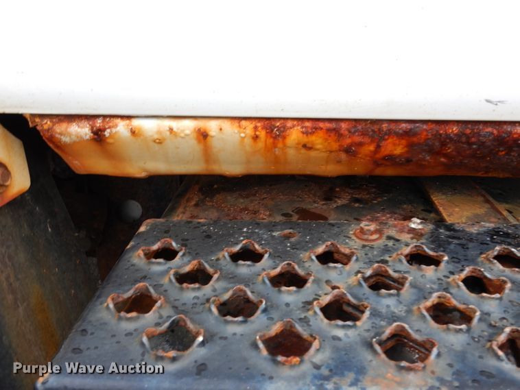 image for item DE4129 2004 GMC 7500 dump truck