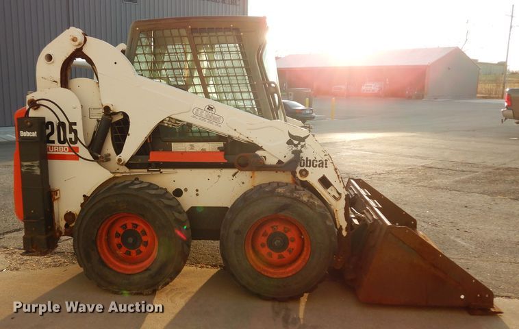 image for item DE4147 2005 Bobcat S205 skid steer
