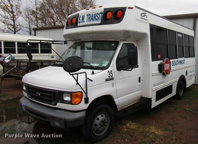 image for item DG6740 2007 Ford E450 shuttle bus