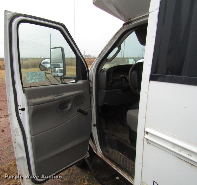 image for item DG6740 2007 Ford E450 shuttle bus
