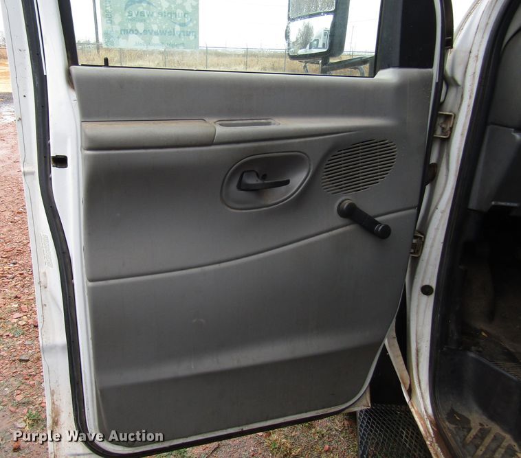 image for item DG6740 2007 Ford E450 shuttle bus