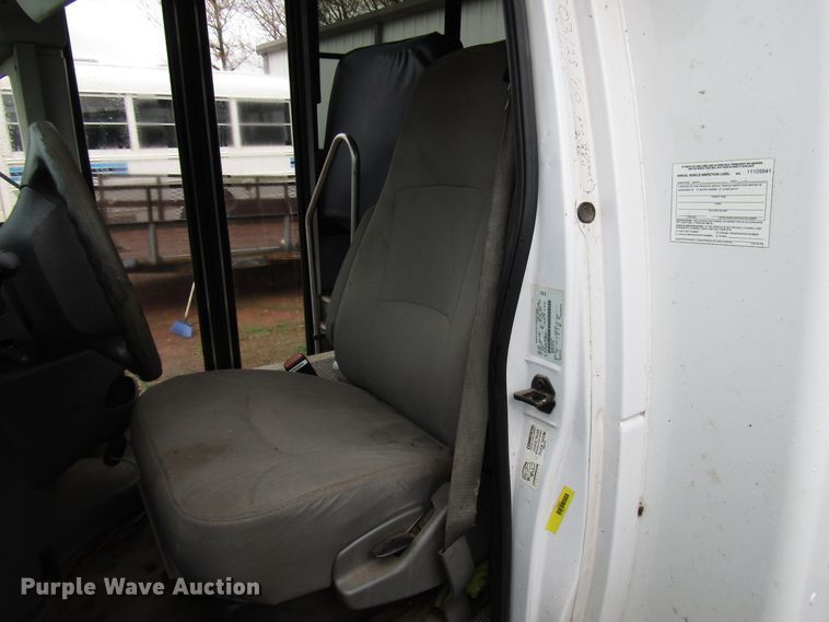 image for item DG6740 2007 Ford E450 shuttle bus