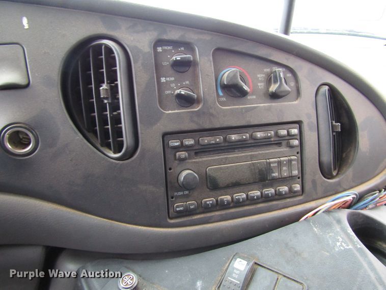 image for item DG6740 2007 Ford E450 shuttle bus