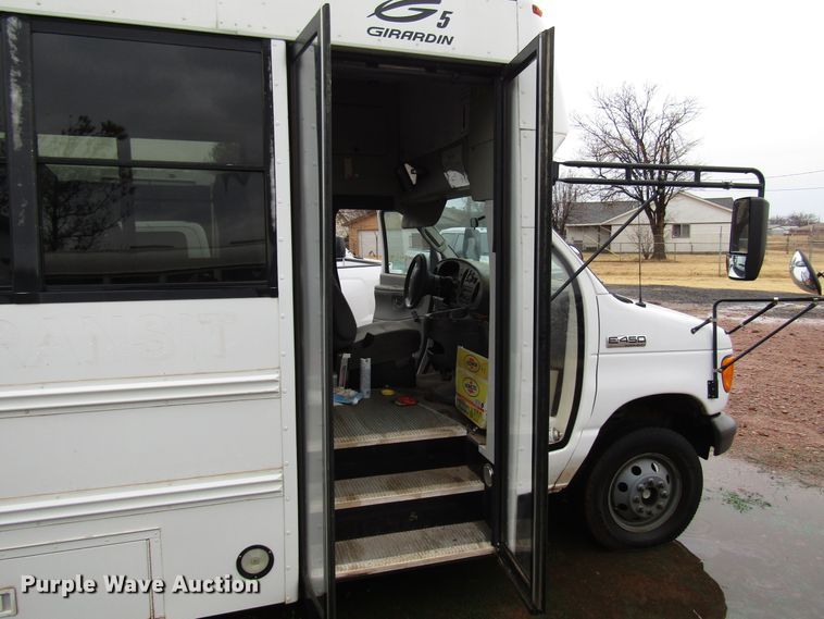 image for item DG6740 2007 Ford E450 shuttle bus