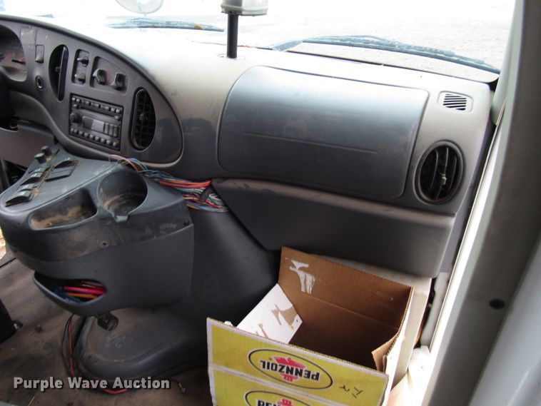 image for item DG6740 2007 Ford E450 shuttle bus