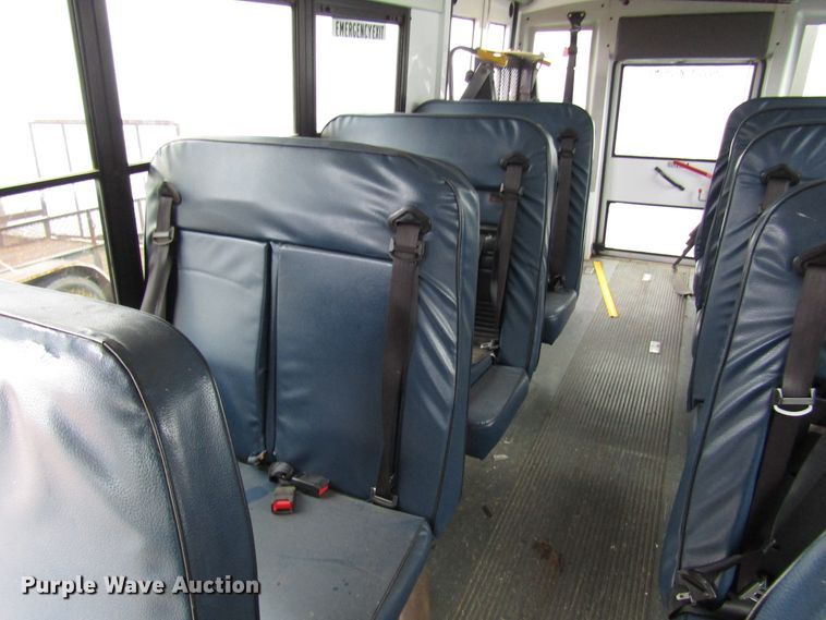 image for item DG6740 2007 Ford E450 shuttle bus