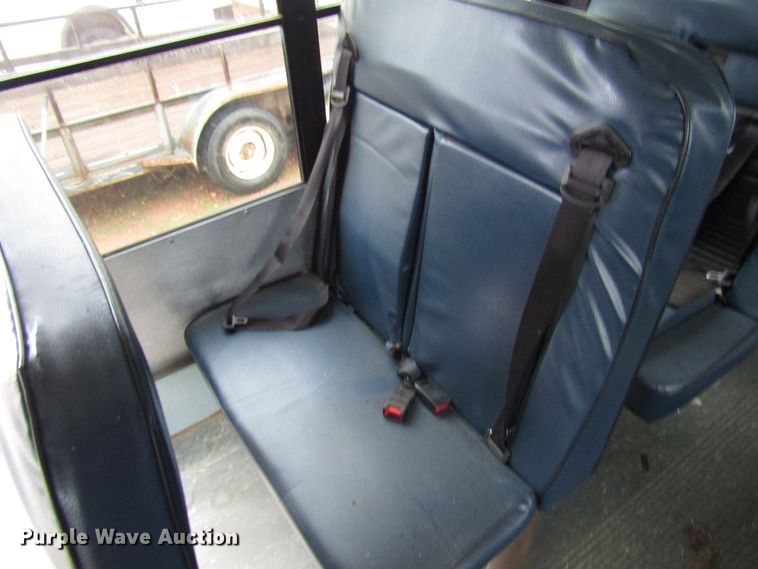 image for item DG6740 2007 Ford E450 shuttle bus
