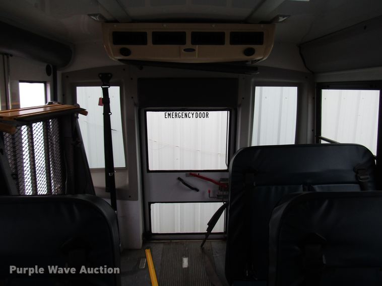 image for item DG6740 2007 Ford E450 shuttle bus