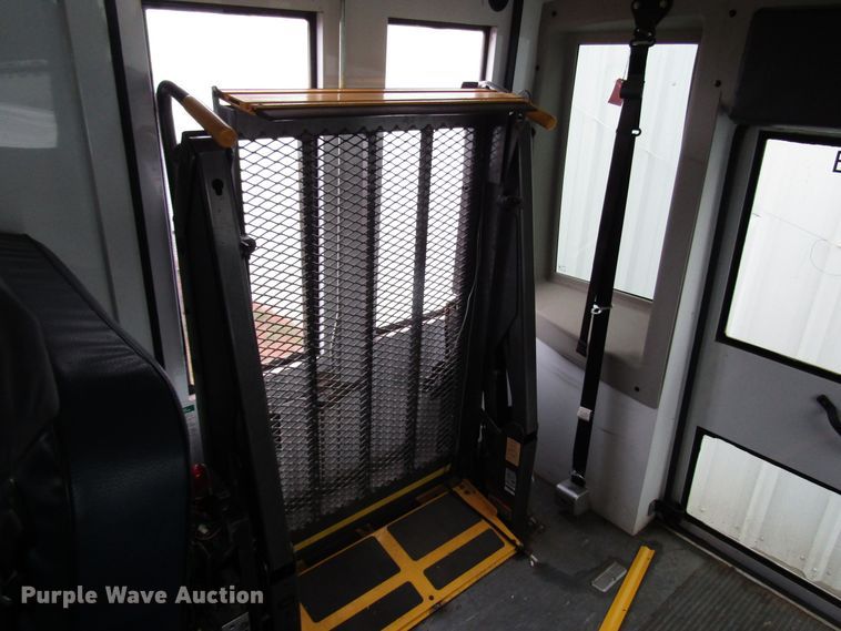 image for item DG6740 2007 Ford E450 shuttle bus