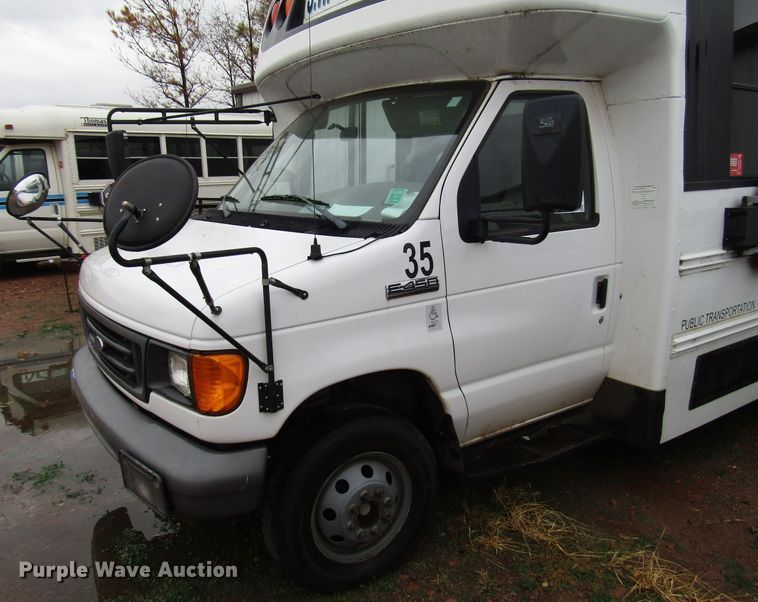 image for item DG6740 2007 Ford E450 shuttle bus