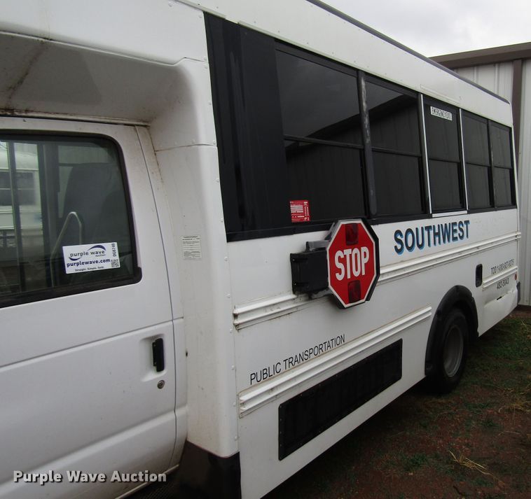 image for item DG6740 2007 Ford E450 shuttle bus