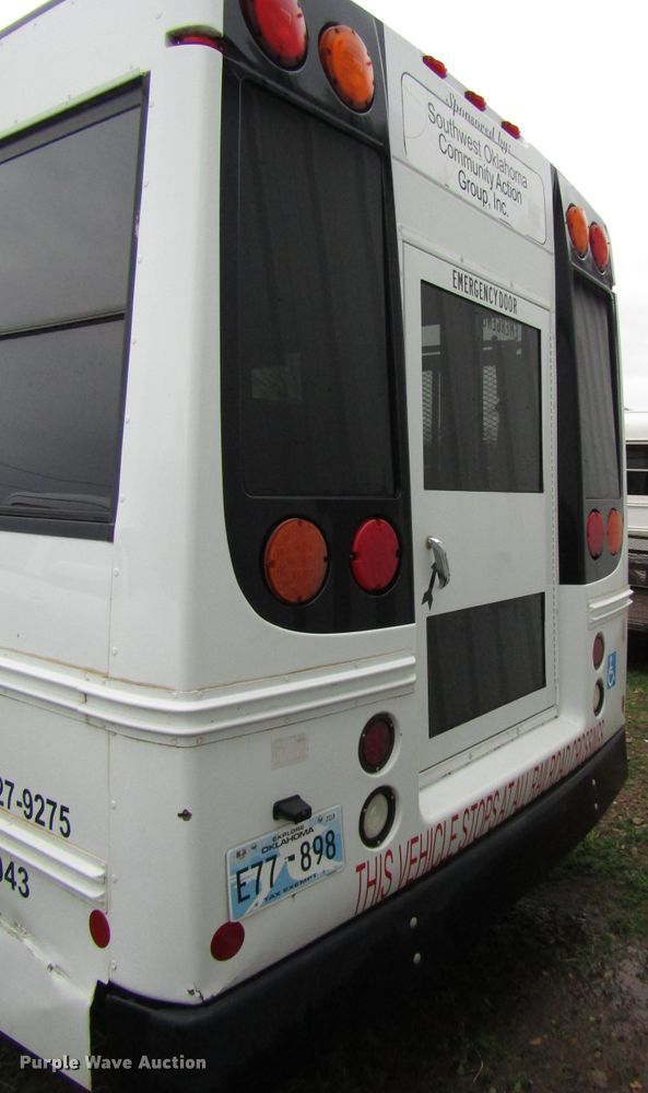 image for item DG6740 2007 Ford E450 shuttle bus