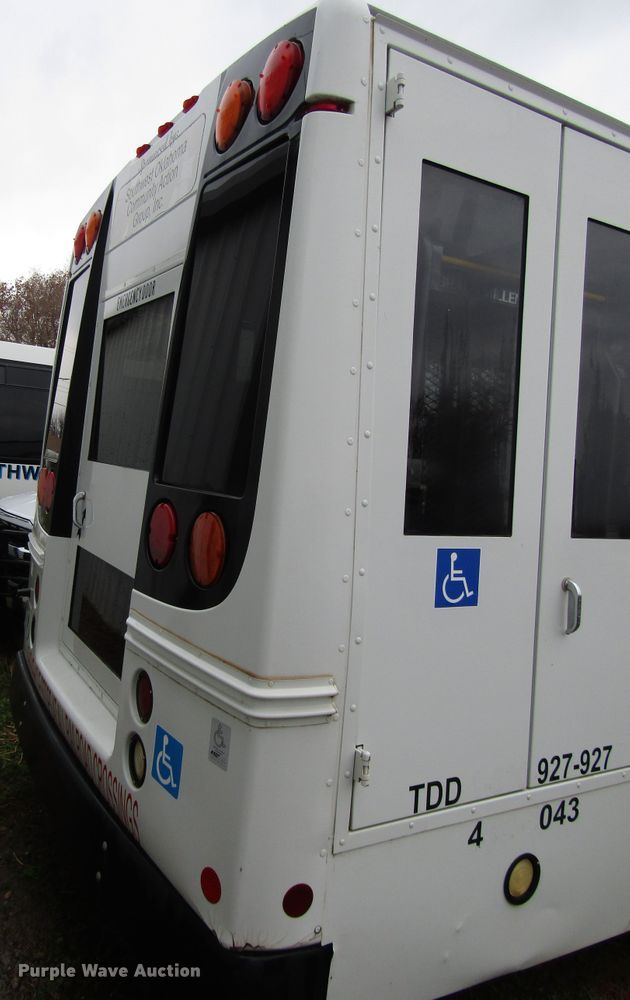 image for item DG6740 2007 Ford E450 shuttle bus