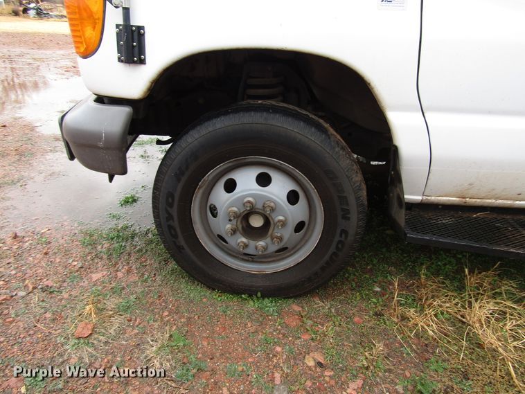 image for item DG6740 2007 Ford E450 shuttle bus