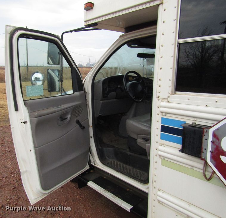 image for item DG6741 2001 Ford Econoline E450 shuttle bus