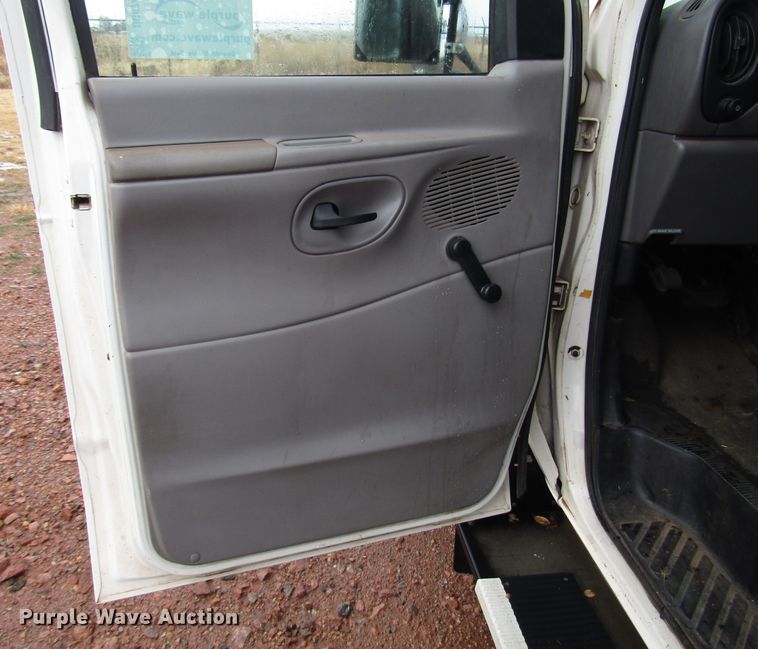 image for item DG6741 2001 Ford Econoline E450 shuttle bus