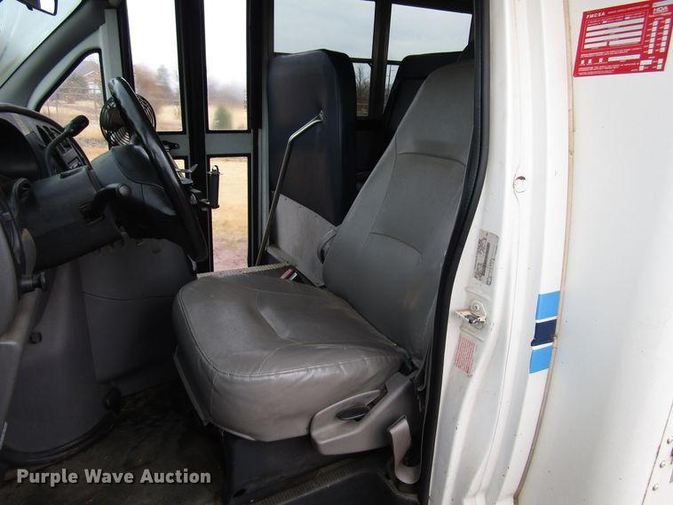 image for item DG6741 2001 Ford Econoline E450 shuttle bus