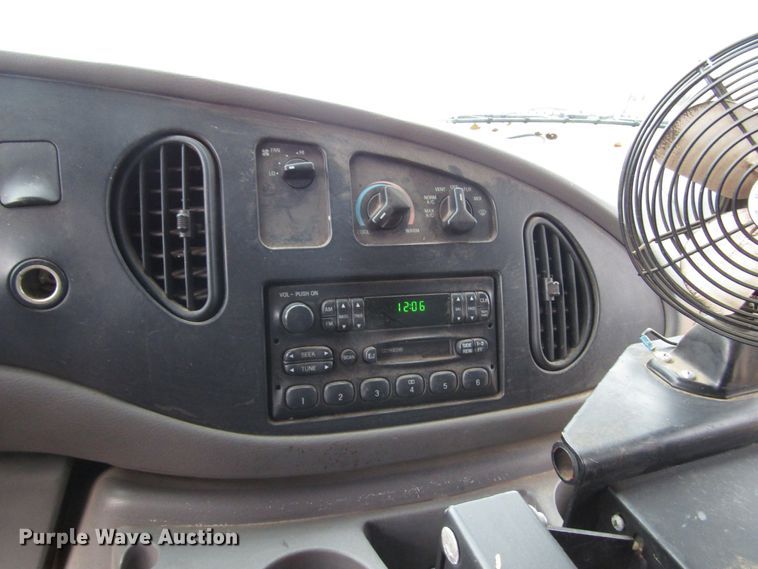 image for item DG6741 2001 Ford Econoline E450 shuttle bus