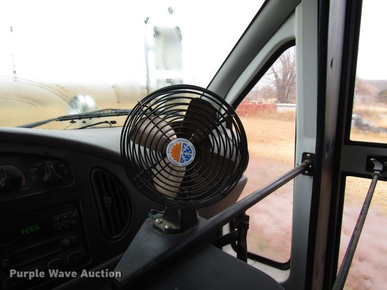 image for item DG6741 2001 Ford Econoline E450 shuttle bus