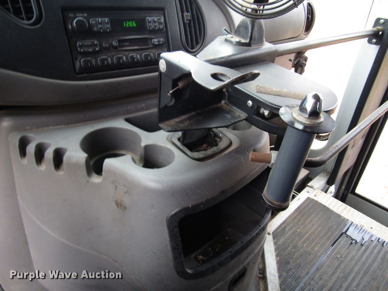 image for item DG6741 2001 Ford Econoline E450 shuttle bus