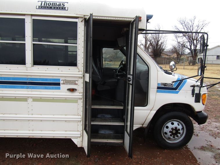 image for item DG6741 2001 Ford Econoline E450 shuttle bus