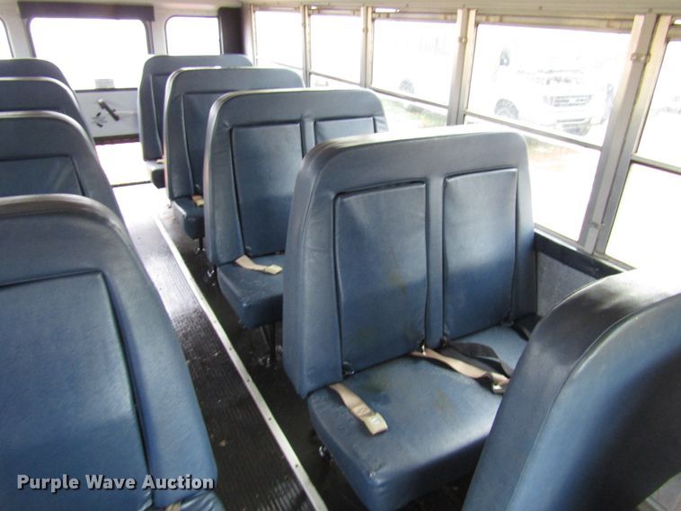 image for item DG6741 2001 Ford Econoline E450 shuttle bus