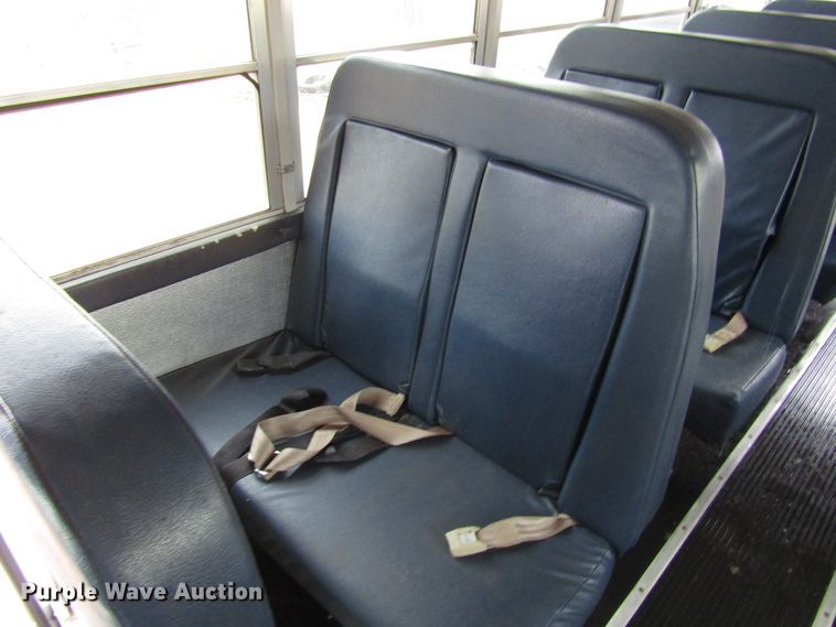 image for item DG6741 2001 Ford Econoline E450 shuttle bus