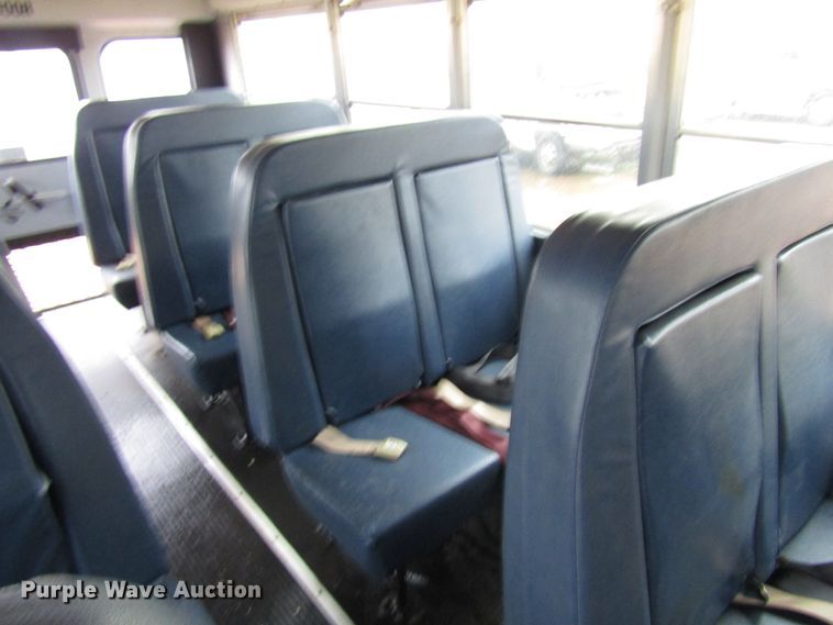 image for item DG6741 2001 Ford Econoline E450 shuttle bus