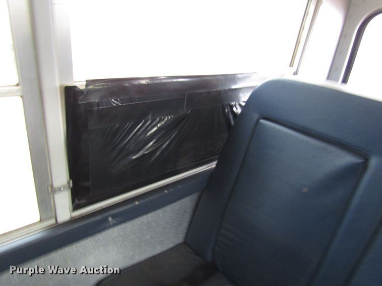 image for item DG6741 2001 Ford Econoline E450 shuttle bus