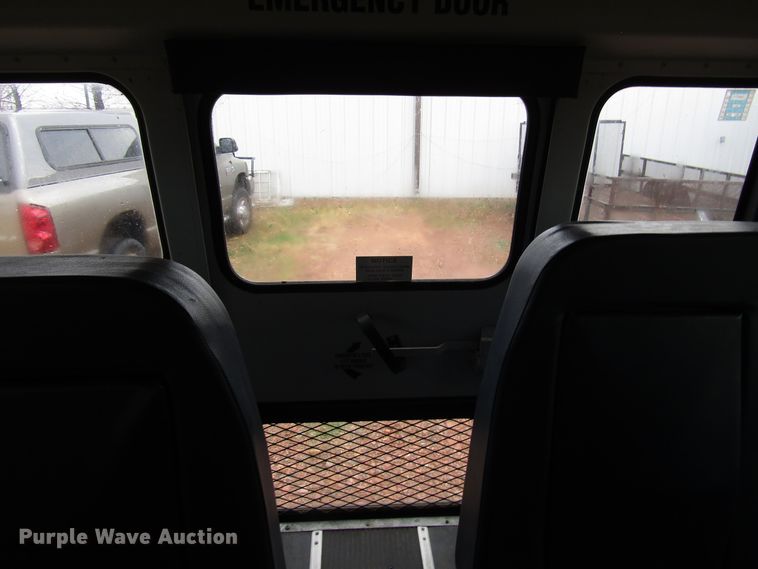 image for item DG6741 2001 Ford Econoline E450 shuttle bus