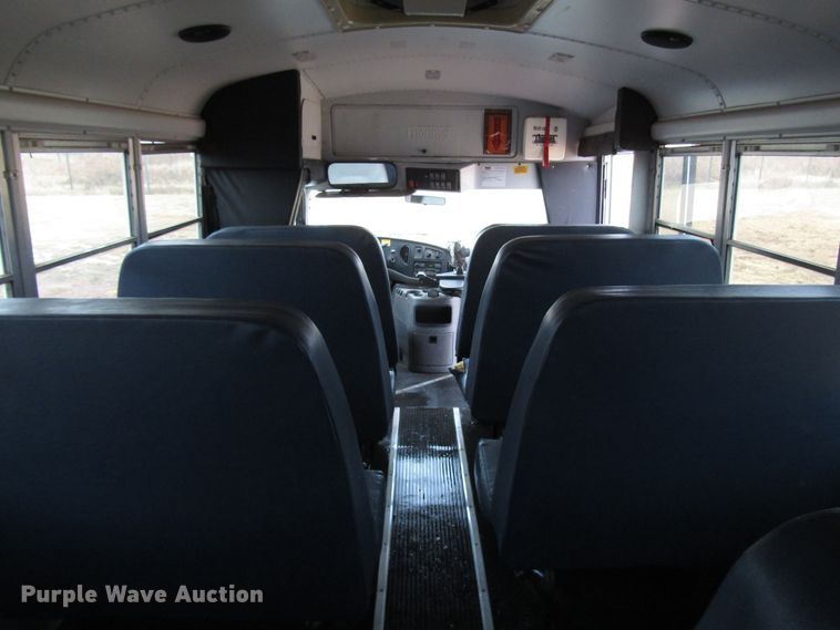 image for item DG6741 2001 Ford Econoline E450 shuttle bus