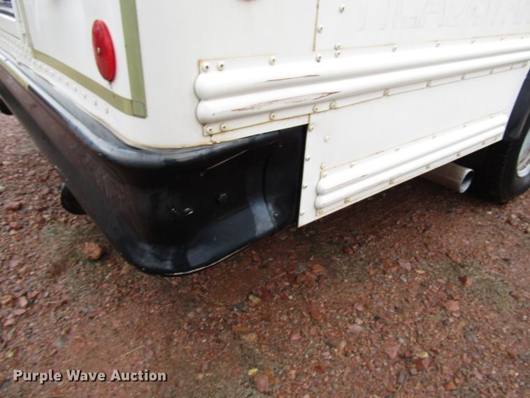 image for item DG6741 2001 Ford Econoline E450 shuttle bus