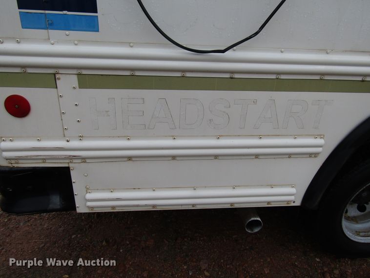 image for item DG6741 2001 Ford Econoline E450 shuttle bus