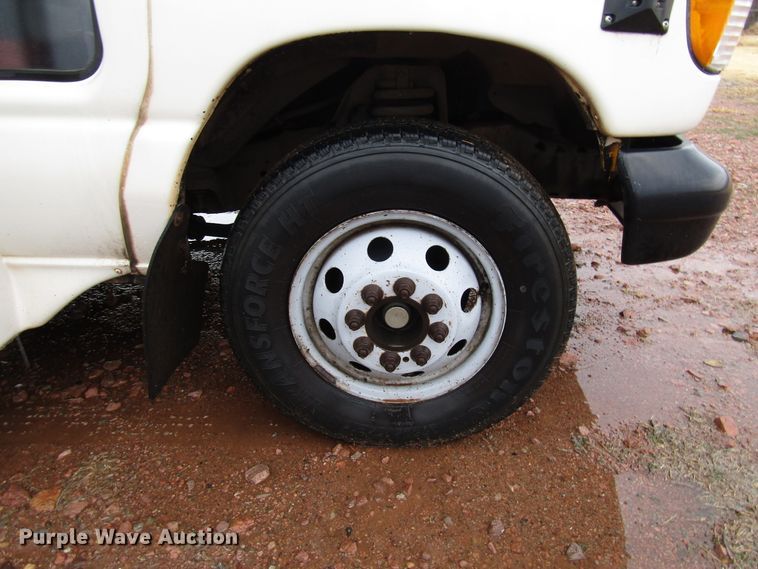 image for item DG6741 2001 Ford Econoline E450 shuttle bus