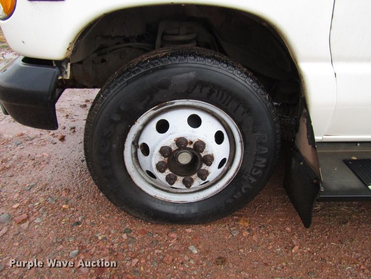 image for item DG6741 2001 Ford Econoline E450 shuttle bus