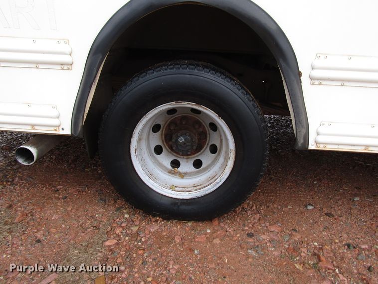 image for item DG6741 2001 Ford Econoline E450 shuttle bus