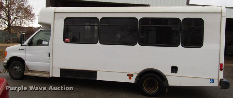 image for item DG6742 2007 Ford Econoline E450 shuttle bus